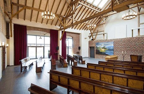 Trauerhalle des Krematoriums im denkmalgeschützten Gutshof mit offenem Dachstuhl